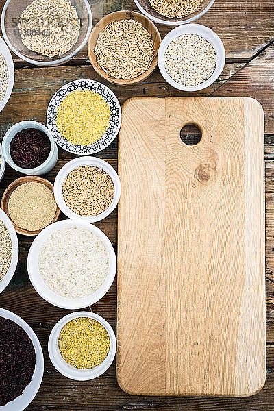 Buchweizen  roter Reis  Bulgur  Reis  Amaranth  Hafer  Gerste und Dinkel und Quinoa