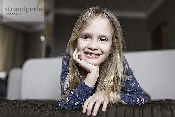 Porträt eines lächelnden kleinen Mädchens mit Zahnlücke