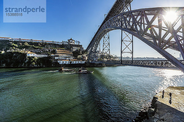 Portugal  Porto  Altstadt  Douro-Fluss und Luiz I Brücke gegen die Sonne