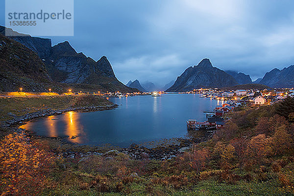 Norwegen  Lofoten  Küstendorf in der Abenddämmerung