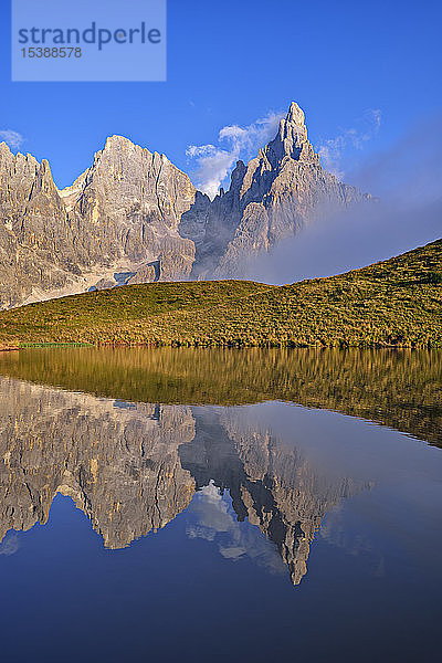 Italien  Trentino  Dolomiten  Passo Rolle  Pale di San Martino-Gebirge  Cimon della Pala mit Baita Segantini  die sich in einem kleinen See spiegelt