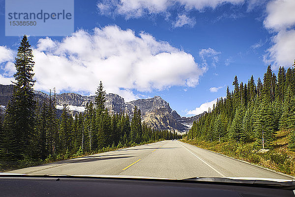 Kanada  Alberta  Jasper-Nationalpark  Banff-Nationalpark  Icefields Parkway  Straße und Landschaft durch Windschutzscheibe gesehen