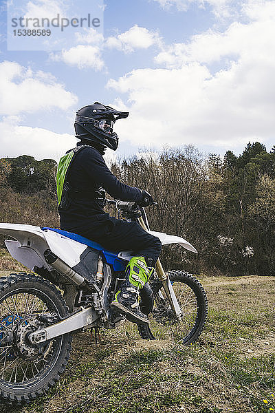 Auf der Rennstrecke stehender Motocross-Fahrer