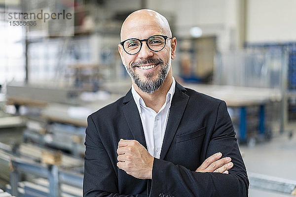 Porträt eines lächelnden Geschäftsmannes in der Fabrik