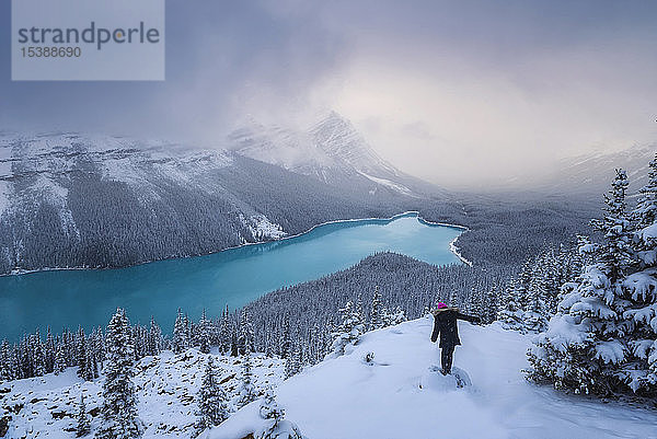 Kanada  Alberta  Banff-Nationalpark  Peyto Lake  Frau genießt Aussicht