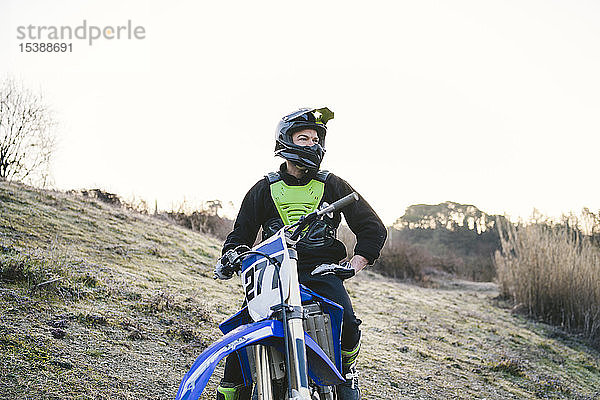 Motocross-Fahrer auf der Rennstrecke und schaut sich um