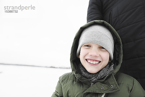 Porträt eines glücklichen Jungen im Winter