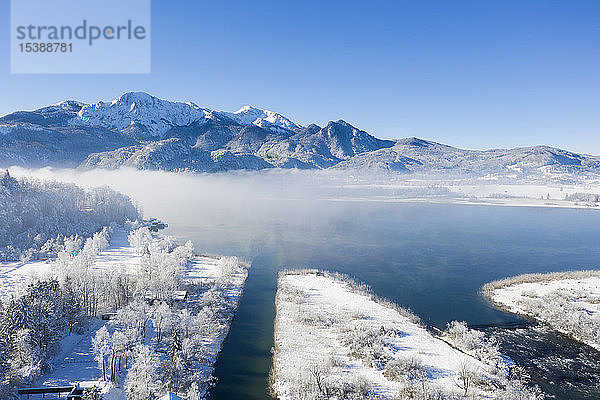 Deutschland  Oberbayern  Kochel  Luftaufnahme des Kochelsees im Winter  im Hintergrund Herzogstand und Heimgarten