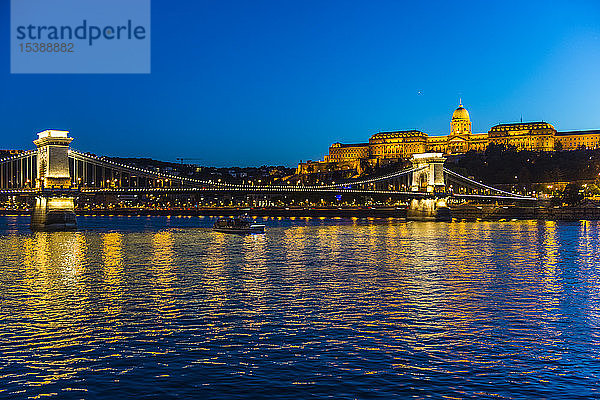Ungarn  Budapest  Budaer Burg und Kettenbrücke in der Abenddämmerung