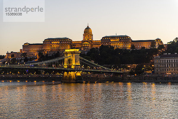 Ungarn  Budapest  Budaer Burg und Kettenbrücke in der Abenddämmerung