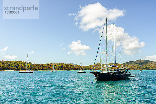 Australien  Queensland  Whitsunday Islands  Boote und Schiff im Wasser