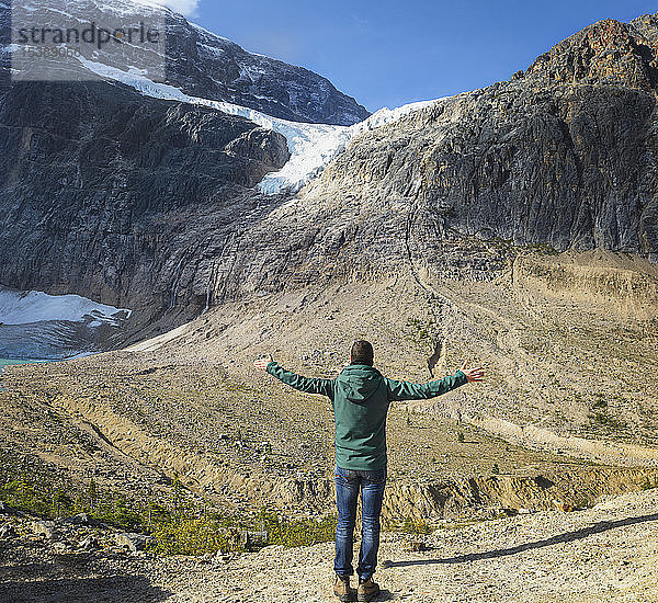 Kanada  Jasper-Nationalpark  Wanderer mit erhobenen Armen am Mount Edith Cavell und Angel Glacier