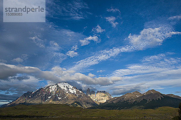 Chile  Patagonien  Nationalpark Torres del Paine  Berglandschaft im frühen Morgenlicht