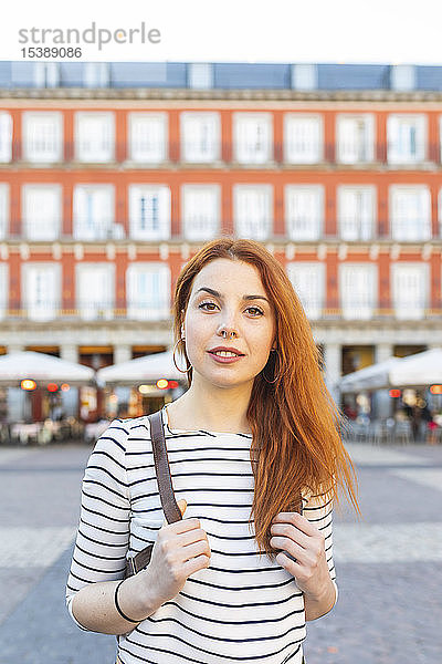 Spanien  Madrid  Plaza Mayor  Porträt einer rothaarigen jungen Frau mit Nasenpiercing