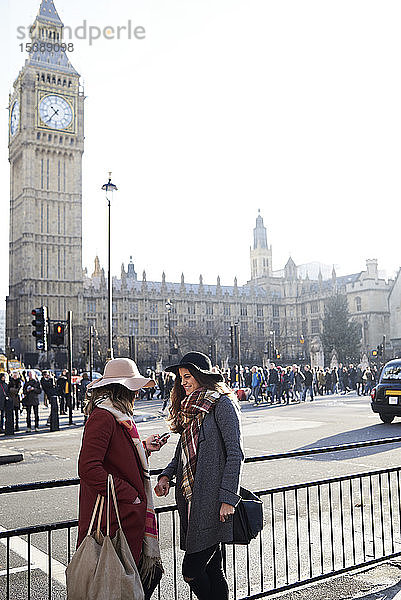 UK  London  zwei Frauen in der Stadt in der Nähe von Big Ben