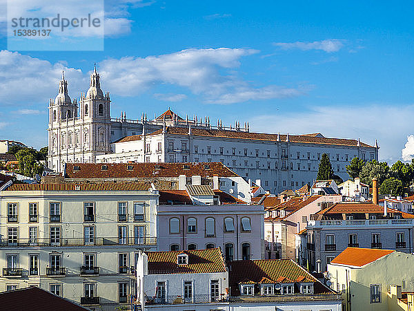 Portugal  Lissabon  Alfama  Blick vom Miradouro de Santa Luzia über den Bezirk mit dem Kloster Sao Vicente de Fora