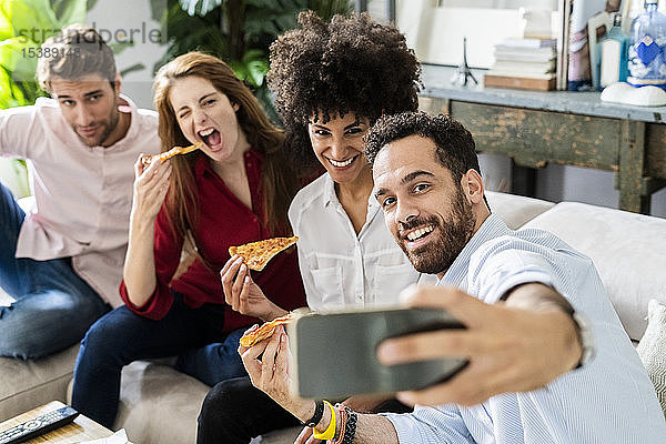 Freunde  die Spaß haben  zusammen Pizza essen  Selgies nehmen