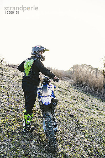 Auf der Rennstrecke stehender Motocross-Fahrer