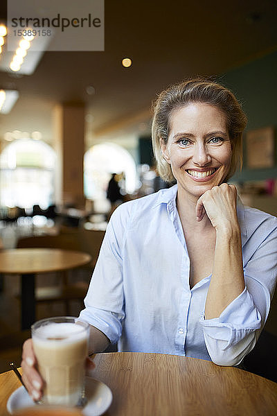 Porträt einer lächelnden Frau in einem Cafe