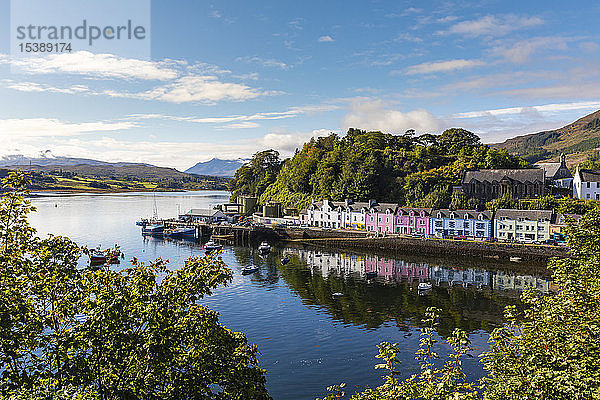 Vereinigtes Königreich  Schottland  farbenfrohe Häuser in Portree  Isle of Skye