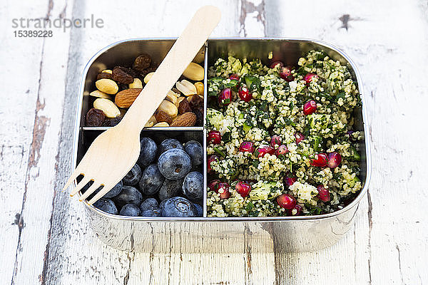 Lunchbox mit Bulgurkräutersalat mit Granatapfelkernen  Taboule  Blaubeeren und Trail mIx