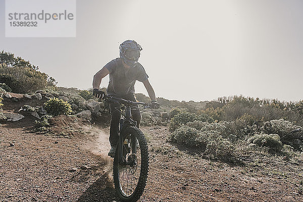 Spanien  Lanzarote  Mountainbiker auf einem Ausflug in die Wüstenlandschaft