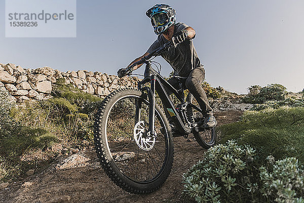 Spanien  Lanzarote  Mountainbiker auf einem Ausflug in die Wüstenlandschaft