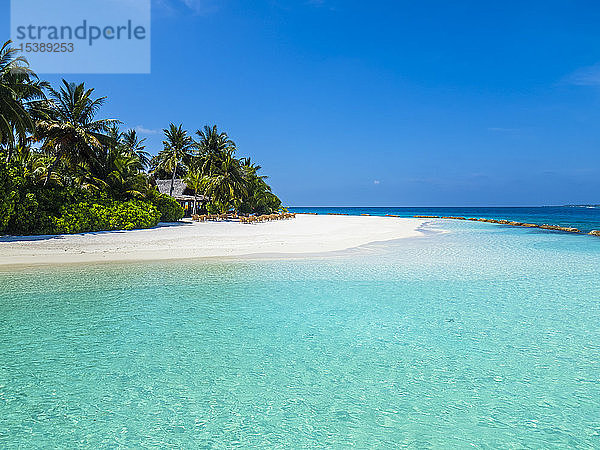 Malediven  Ross-Atoll  Strandbar und Sandstrand mit Palmen