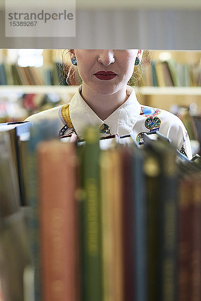 Studentin in einer öffentlichen Bibliothek  rote Lippen