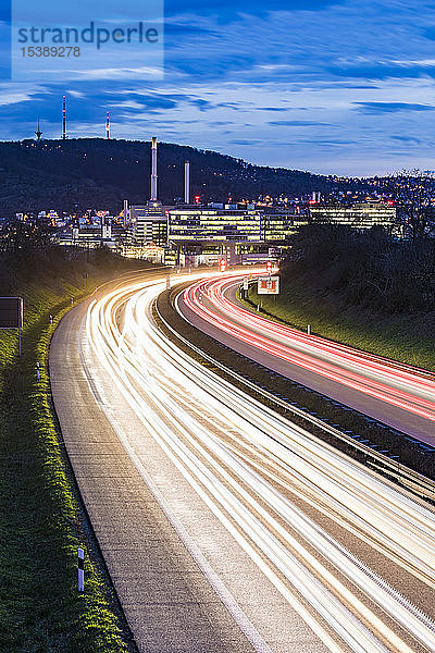 Deutschland  Badenwürttemberg  Lichtsignalanlagen auf der Bundesstraße bei Unterturkheim