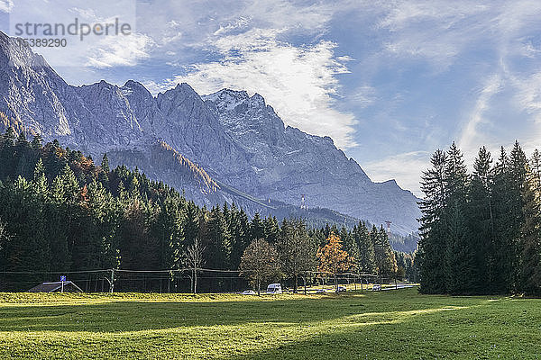 Deutschland  Garmisch-Partenkirchen  Grainau  Blick auf den Wetterstein mit Zugspitze