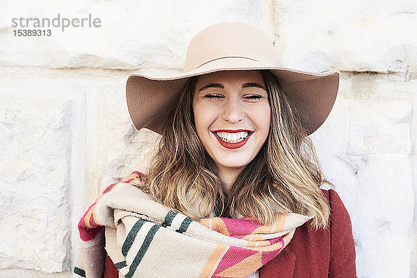 Porträt einer glücklichen stilvollen Frau mit Schlapphut