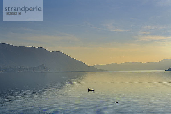 Italien  Piemont  Lago Maggiore  Cannobio  Sonnenuntergang