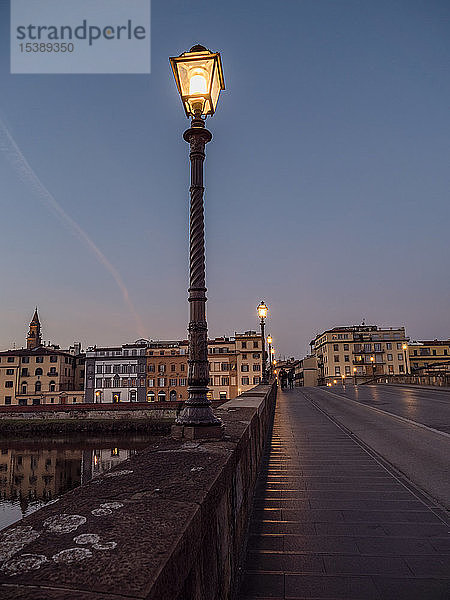 Italien  Toskana  Florenz  Fluss Arno  Ponte alla Carraia am Abend