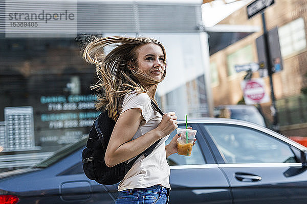 Junge Frau erkundet New York City  überquert Straße