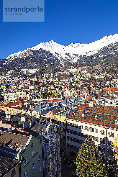Österreich  Tirol  Innsbruck  Panoramaaufnahmen der Stadt mit schneebedeckten Alpen im Hintergrund