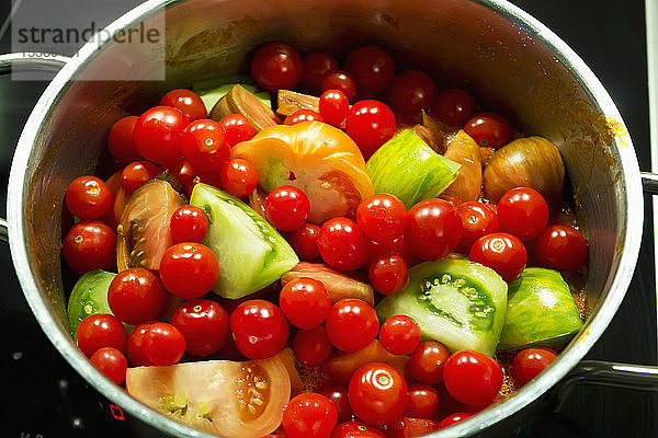 Haufen verschiedener Tomatensorten in einem Topf