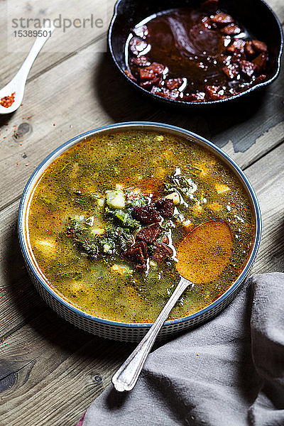 Caldo verde  Suppe mit Grünkohl  Chorizo und Kartoffeln