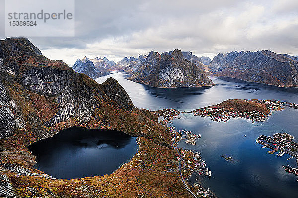 Norwegen  Lofoten  Reine  Blick von Reinebringen