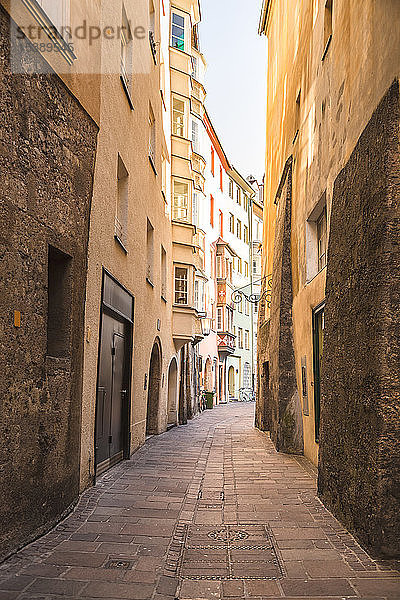 Österreich  Tirol  Innsbruck  enge Gasse in der Stadt