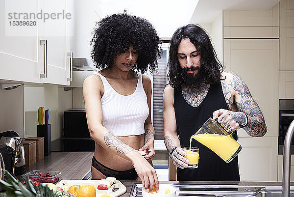 Junges Paar bereitet gesundes Essen in der Küche zu