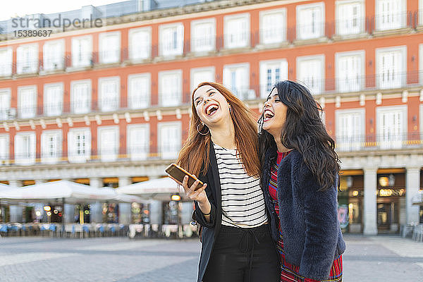Spanien  Madrid  Plaza Mayor  zwei beste Freunde amüsieren sich gemeinsam in der Stadt