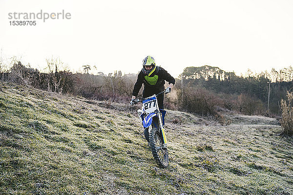 Motocross-Fahrer auf der Rennstrecke