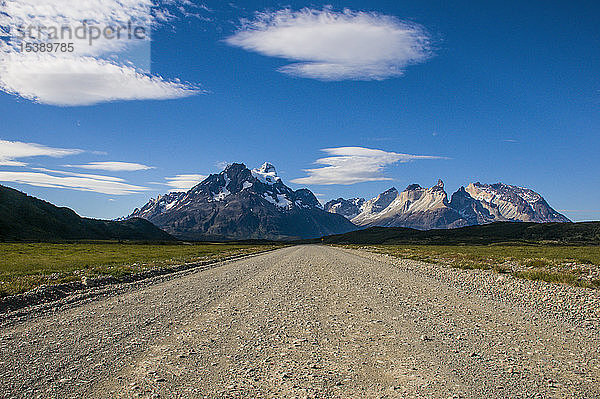 Chile  Patagonien  Gerade Straße im Nationalpark Torres del Paine