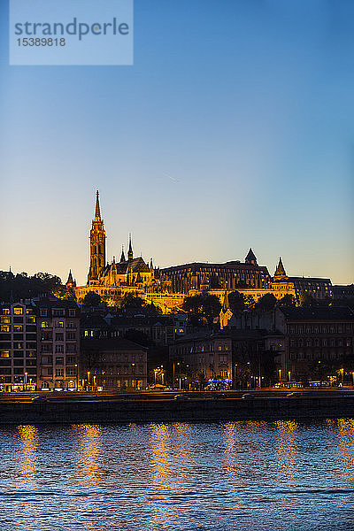Ungarn  Budapest  Stadtansicht mit Matthias-Kirche in der Abenddämmerung