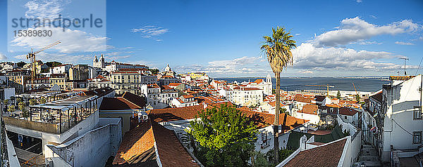Portugal  Lissabon  Alfama  Blick vom Miradouro de Santa Luzia über den Bezirk mit dem Kloster Sao Vicente de Fora  Fluss Tejo  Panoramablick