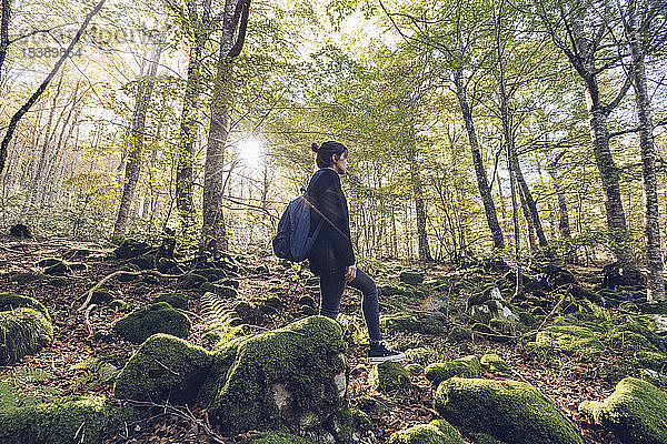 Spanien  Navarra  Wald von Irati  junge Frau steht im üppigen Wald