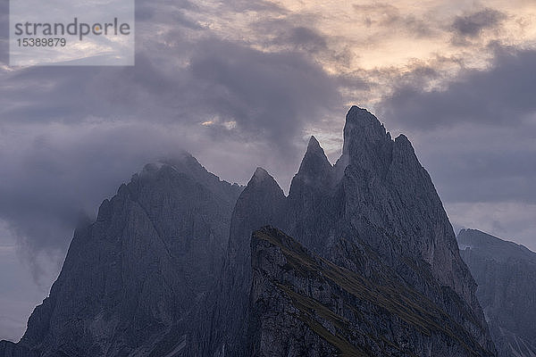 Italien  Dolomiten  Südtirol  Naturpark Puez-Geisler  Val di Funes  Blick vom Berg Seceda auf die Berge der Geislergruppe