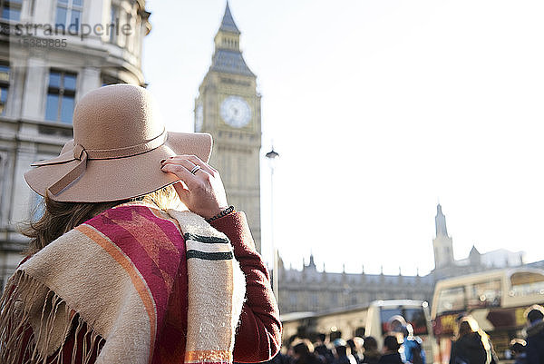 UK  London  Rückansicht einer Frau mit Schlapphut mit Blick auf Big Ben