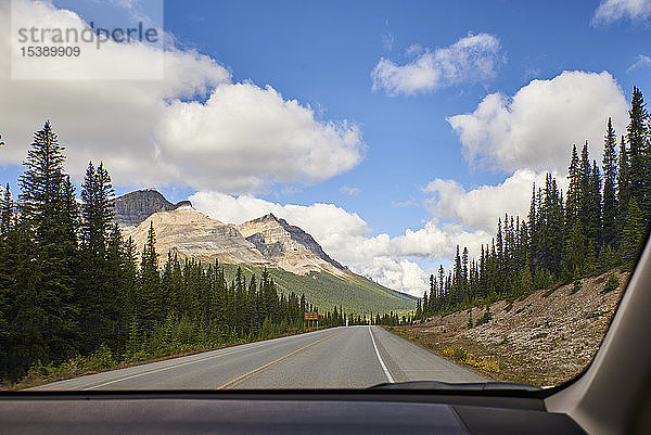 Kanada  Alberta  Jasper-Nationalpark  Banff-Nationalpark  Icefields Parkway  Straße und Landschaft durch Windschutzscheibe gesehen
